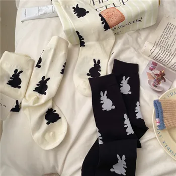 Модни Мультяшные черно-бели чорапи със заек Прости и универсални Сладки памучни чорапи със средна тръба за жени